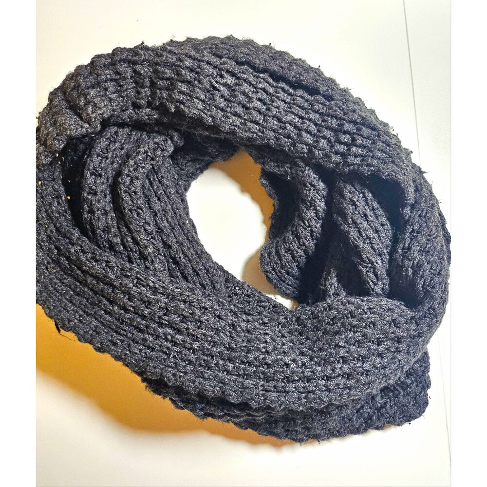 ALDO Unisex Gray Knit Infinity Circle Scarf Really Warm Goos For Fall Winter